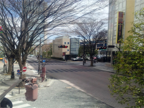 教室の窓から駅が見えるくらい駅近です♪