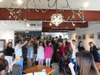 歌う前にみんなで乾杯！